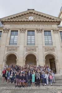 Les lauréats du Concours des dix mots rassemblés dans la cour de l'Institut de France autour d'Hélène Carrère d'Encausse, secrétaire perpétuel de l'Académie française © CR